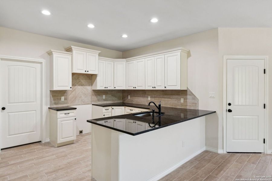 Furnished interior view inside a new home in , Seguin (Image 7).