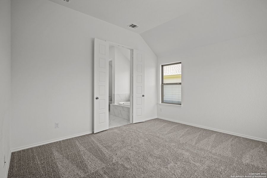 Spacious, unfurnished interior of a new home in Rhine Valley, Schertz (Image 13).