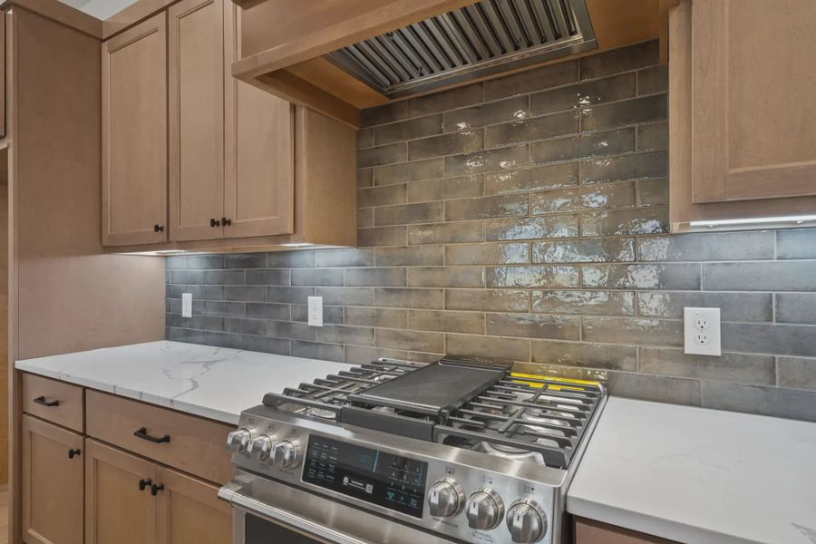 Representative interior finishes for a home built from the Brentwood by Chesmar Homes in Fulshear Lakes, Fulshear (Image 20).