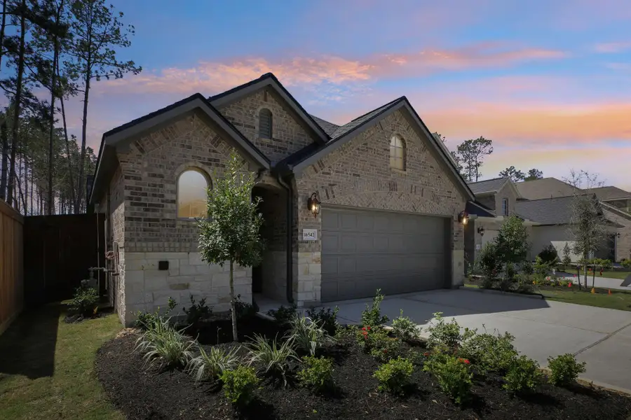 Front exterior of a new home in Evergreen 40', Conroe, TX, highlighting curb appeal (Image 19).