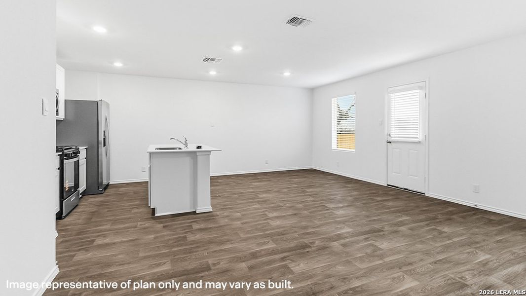 Spacious, unfurnished interior of a new home in Blue Ridge Ranch, San Antonio (Image 19).