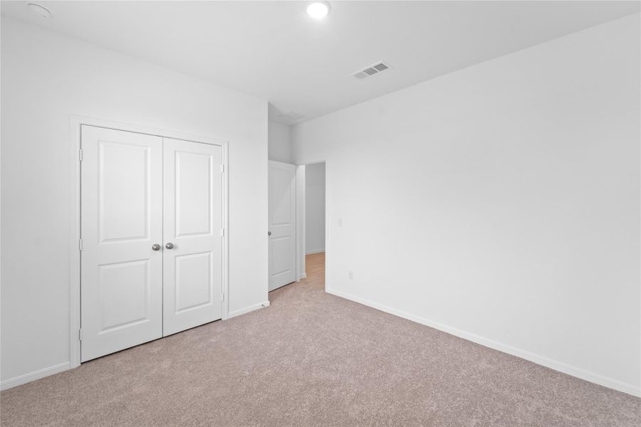 Spacious, unfurnished interior of a new home in Mustang Ridge, Alvin (Image 20).