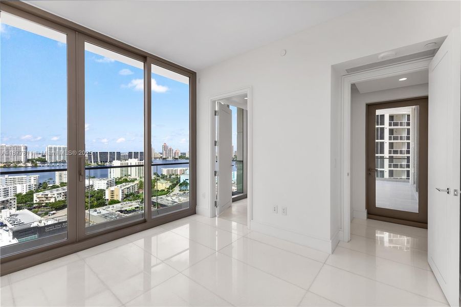 Spacious, unfurnished interior of a new home in , Sunny Isles Beach (Image 22).