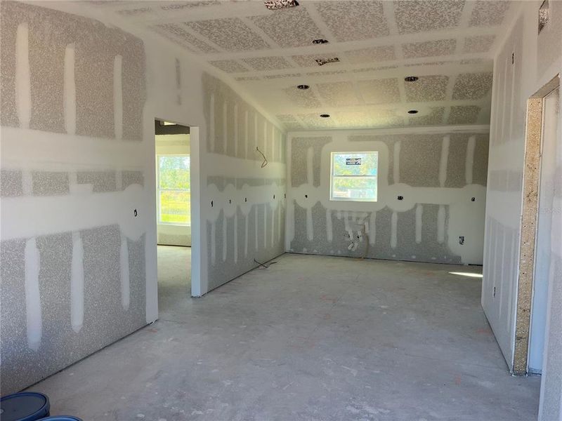 Spacious, unfurnished interior of a new home in , Sebring (Image 5).