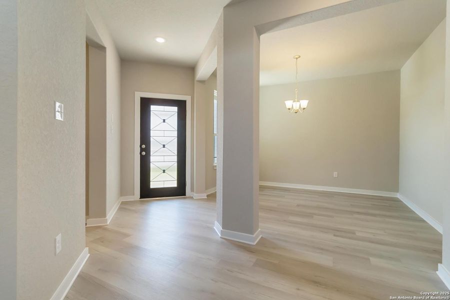 Spacious, unfurnished interior of a new home in Timber Creek, San Antonio (Image 10).