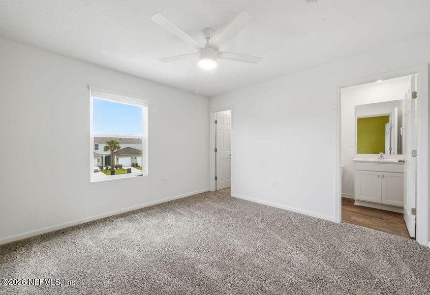 Spacious, unfurnished interior of a new home in , Middleburg (Image 13).