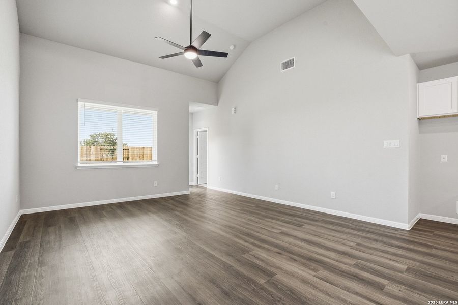 Spacious, unfurnished interior of a new home in Timber Creek, San Antonio (Image 27).