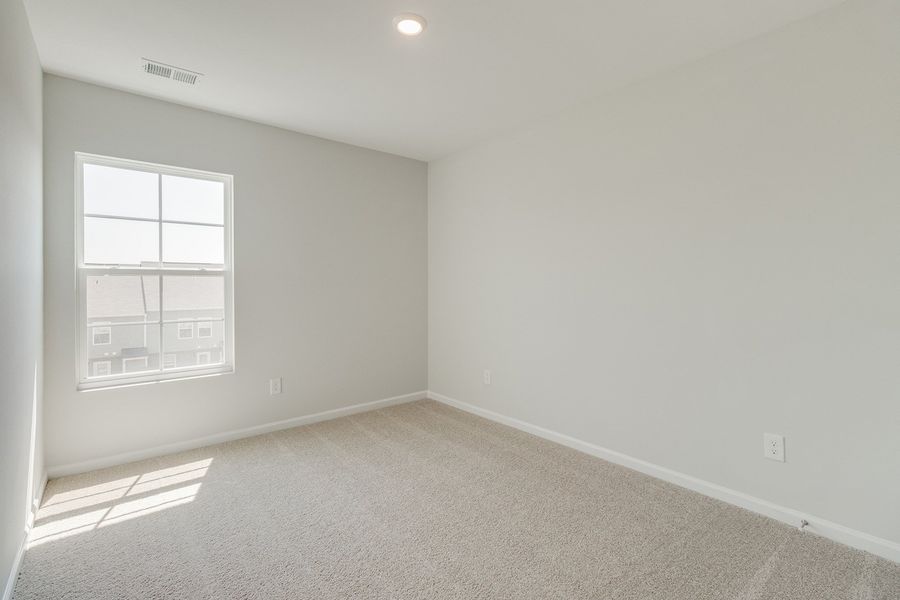 Spacious, unfurnished interior of a new home in Astoria, Columbia (Image 27).