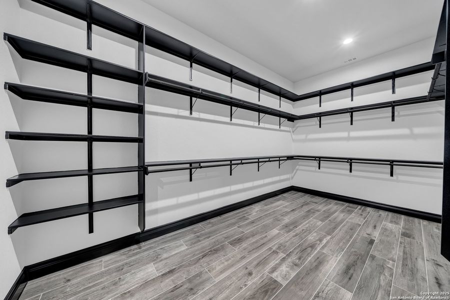 Spacious, unfurnished interior of a new home in , La Vernia (Image 24).