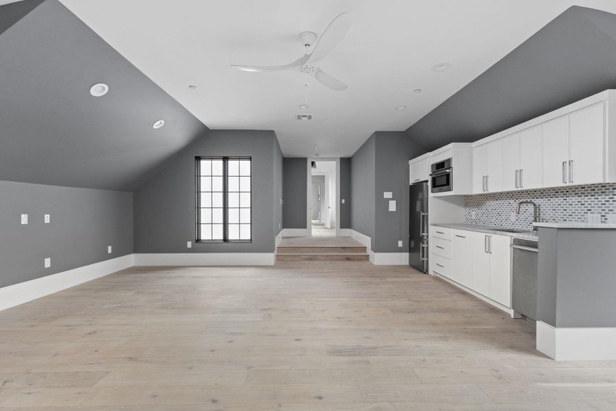 Spacious, unfurnished interior of a new home in , Lakeway (Image 26).