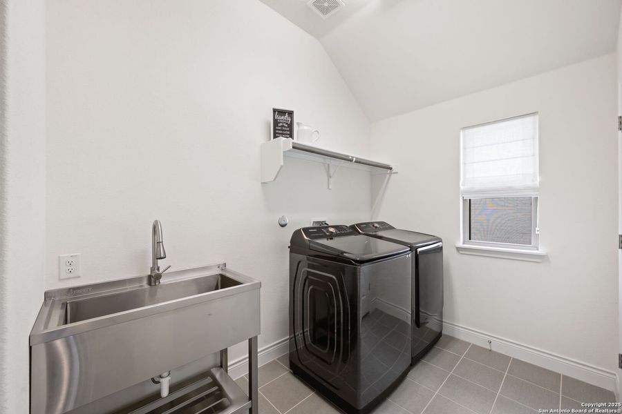 Furnished interior view inside a new home in Esperanza - 70', Boerne (Image 27). Furnished interior view inside a new home in Esperanza - 70', Boerne (Image 27).