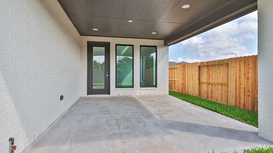 Exterior details and patio area of a home in Sienna, Missouri City (Image 3).