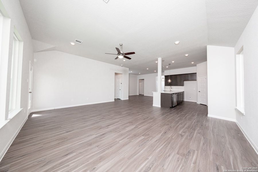 Spacious, unfurnished interior of a new home in Cinco Lakes, San Antonio (Image 15).