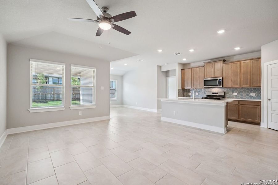 Spacious, unfurnished interior of a new home in Comanche Ridge, San Antonio (Image 20).
