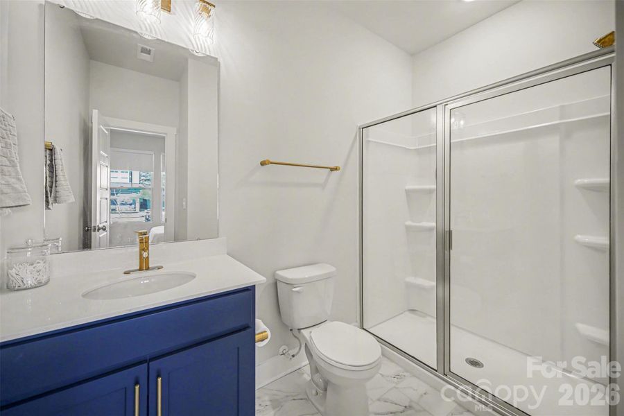 1st floor bedroom en-suite!