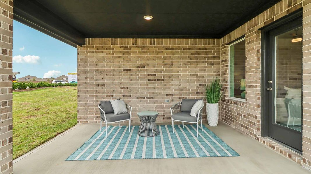 Representative exterior details of a home built from the Lakeway by D.R. Horton in Sunterra, Katy (Image 4).