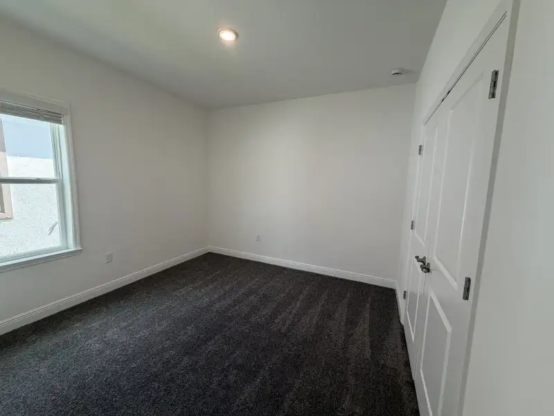 Spacious, unfurnished interior of a new home in Malabar Springs, Palm Bay (Image 16).
