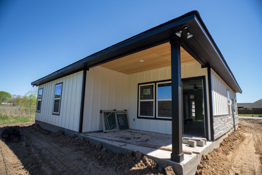 Exterior details and patio area of a home in , Navasota (Image 3).