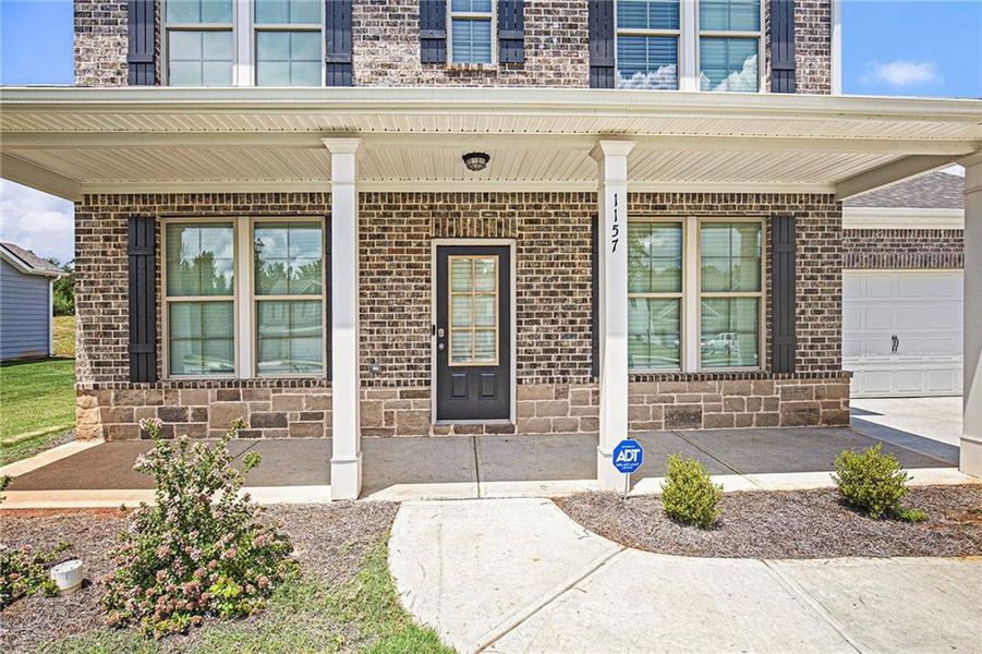 Exterior details and patio area of a home in Vineyard Park, Griffin (Image 3).