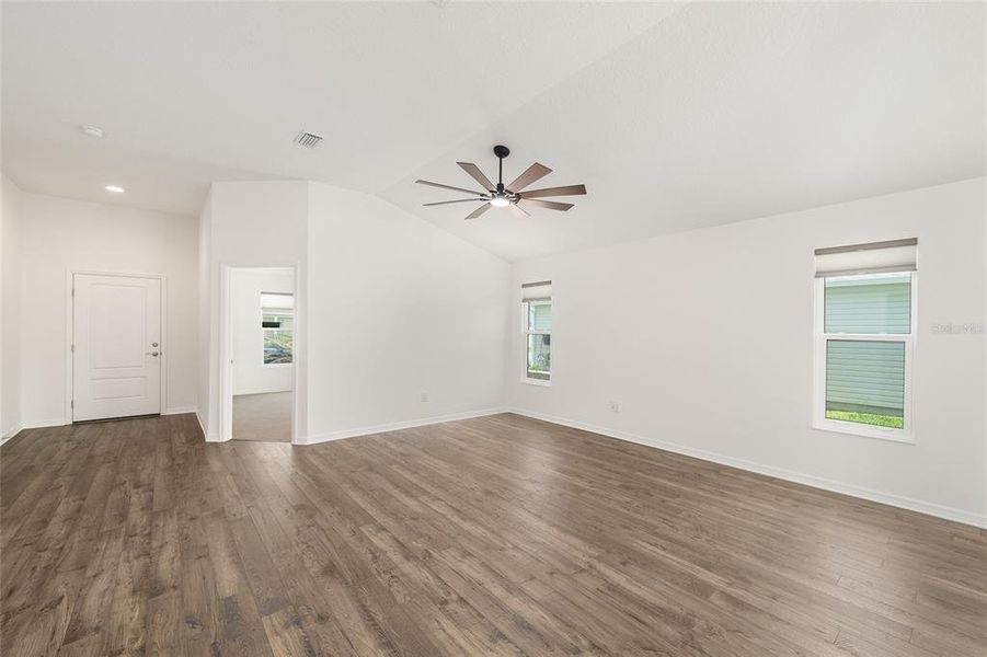 Spacious, unfurnished interior of a new home in , The Villages (Image 27).