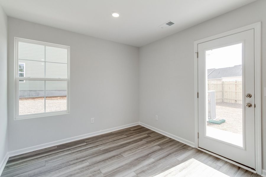 Spacious, unfurnished interior of a new home in Astoria, Columbia (Image 17).