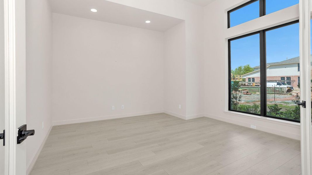 Spacious, unfurnished interior of a new home in Sienna, Missouri City (Image 8).