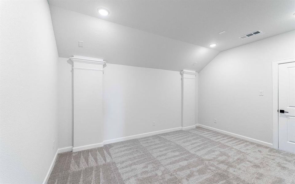 Spacious, unfurnished interior of a new home in Heath Golf & Yacht Club, Heath (Image 16).