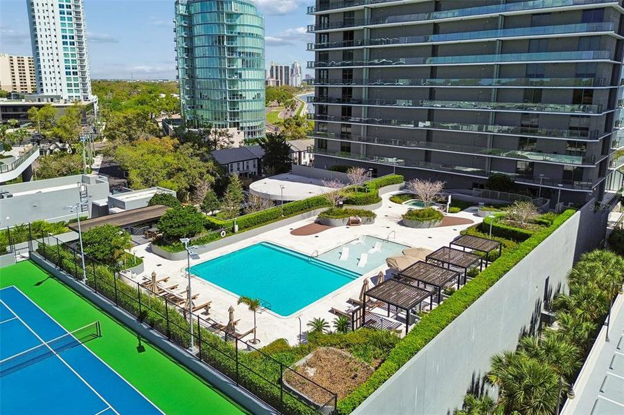 Condo located in Tampa, FL showcasing its design and architecture (Image 29).