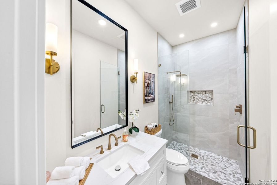 Furnished interior view inside a new home in , Bandera (Image 9).