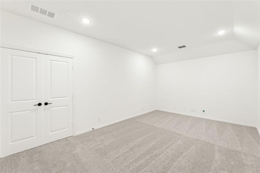 Spacious, unfurnished interior of a new home in Chaparral Park, Oak Point (Image 28).