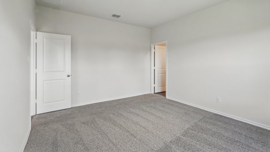 Spacious, unfurnished interior of a new home in Bluff Springs, Ferris (Image 19).