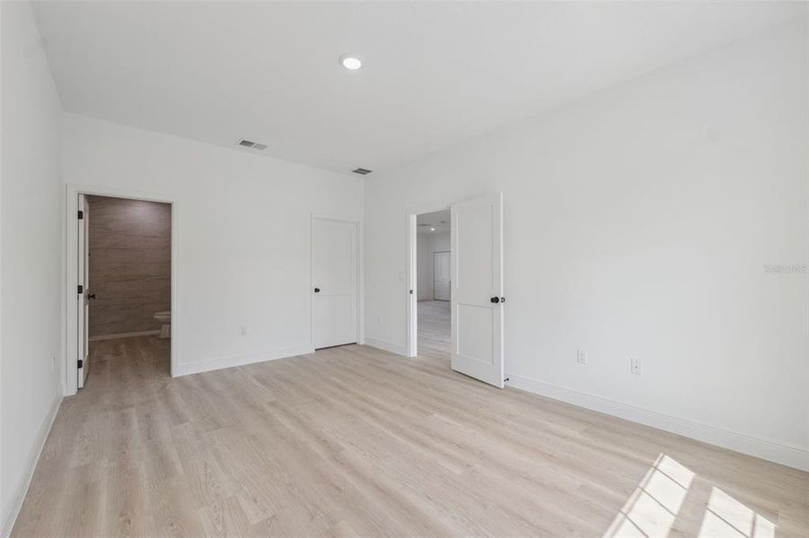 Spacious, unfurnished interior of a new home in , Ocala (Image 31).