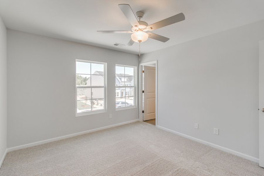 Spacious, unfurnished interior of a new home in Astoria, Columbia (Image 20).