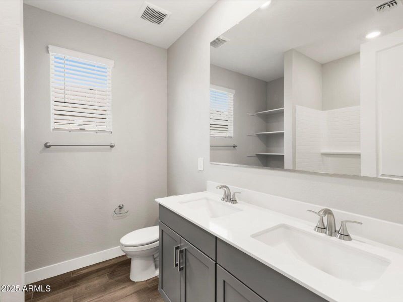 Bath 2 with Double Sinks Bath 2 with Double Sinks