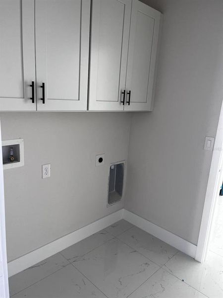 Spacious, unfurnished interior of a new home in , Port Charlotte (Image 9).