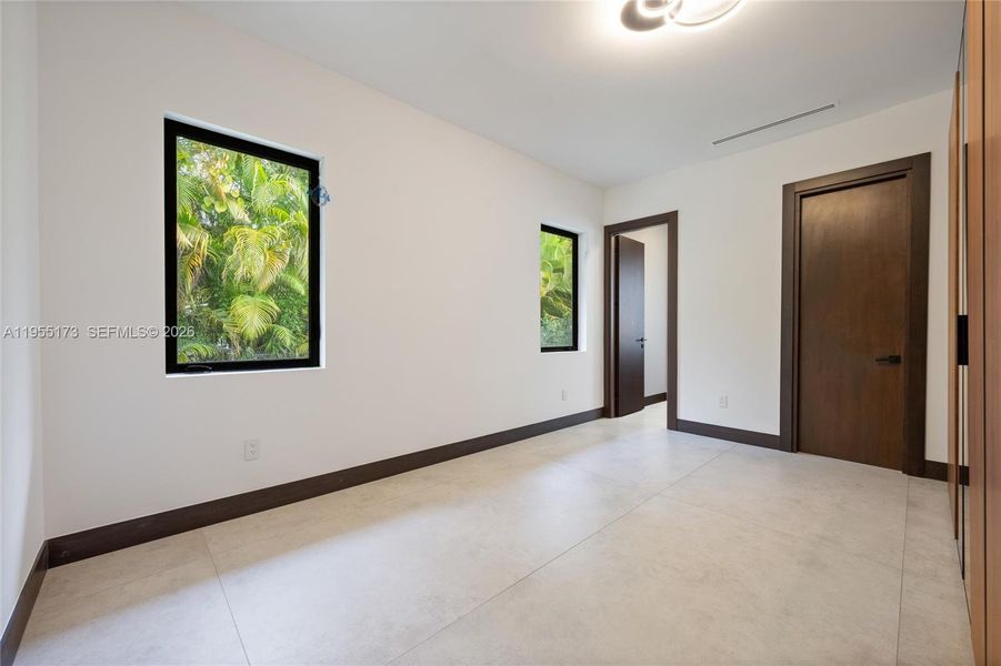 Spacious, unfurnished interior of a new home in , Pinecrest (Image 20).