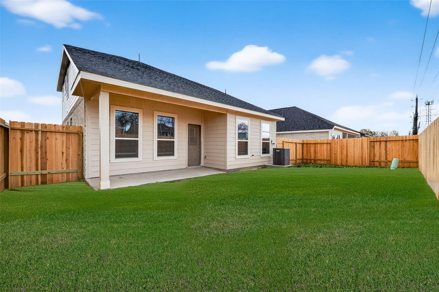 Exterior details and patio area of a home in Rollingbrook Estates, Baytown (Image 4).