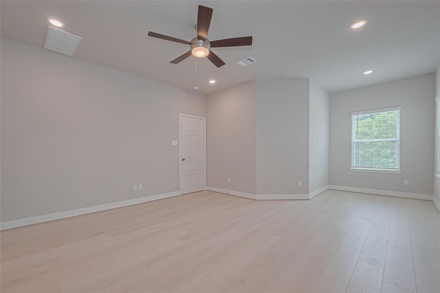 Spacious, unfurnished interior of a new home in Regents Court, Houston (Image 34).