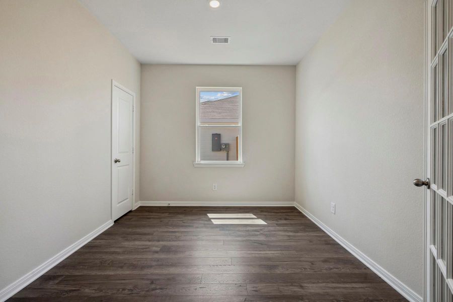 Spacious, unfurnished interior of a new home in Pinewood Trails, Cleveland (Image 13).