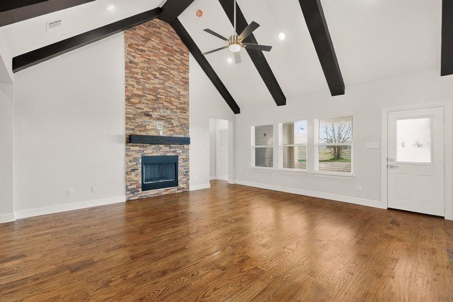 Spacious, unfurnished interior of a new home in , Sulphur Springs (Image 23).