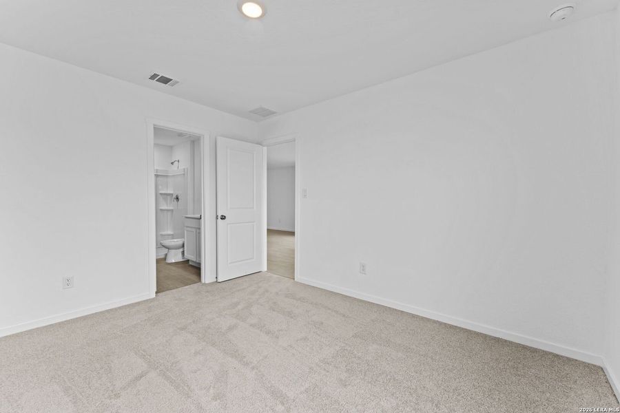 Spacious, unfurnished interior of a new home in Spring Grove, St. Hedwig (Image 9).