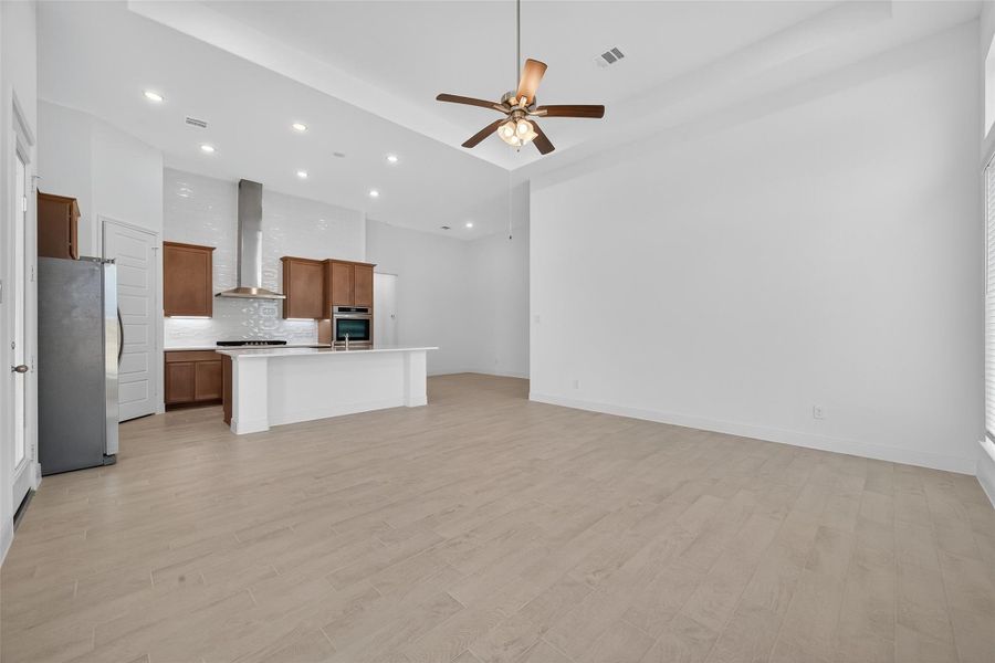 Spacious, unfurnished interior of a new home in Lago Mar, La Marque (Image 19).