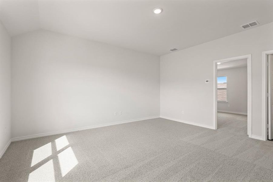 Spacious, unfurnished interior of a new home in Sycamore Landing, Fort Worth (Image 21).