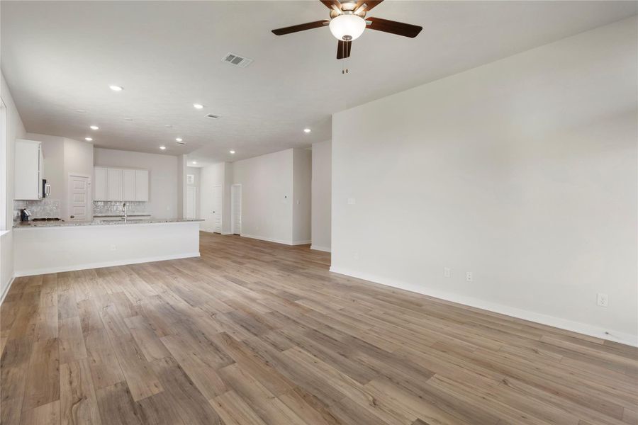 Spacious, unfurnished interior of a new home in Vintage Farms, Brenham (Image 35).