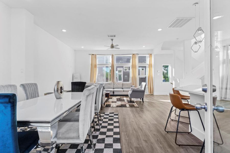 Open and airy living area filled with natural light, perfect for relaxing or entertaining. Open and airy living area filled with natural light, perfect for relaxing or entertaining.