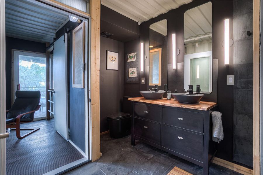 Upstairs full bathroom.