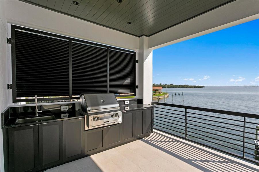 Exterior details and patio area of a home in , St. Petersburg (Image 23).