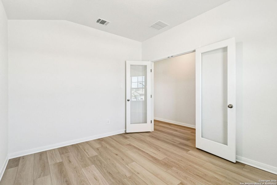 Spacious, unfurnished interior of a new home in Lark Canyon, New Braunfels (Image 16).