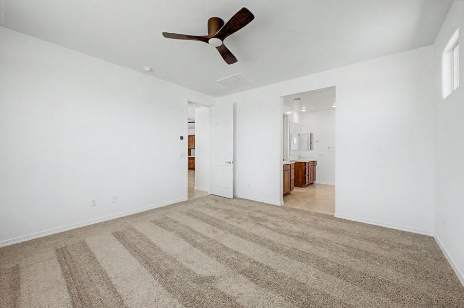 Spacious, unfurnished interior of a new home in Bella Vista Farms, San Tan Valley (Image 9).