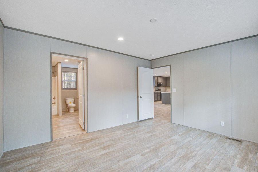 Spacious, unfurnished interior of a new home in , Walterboro (Image 32).